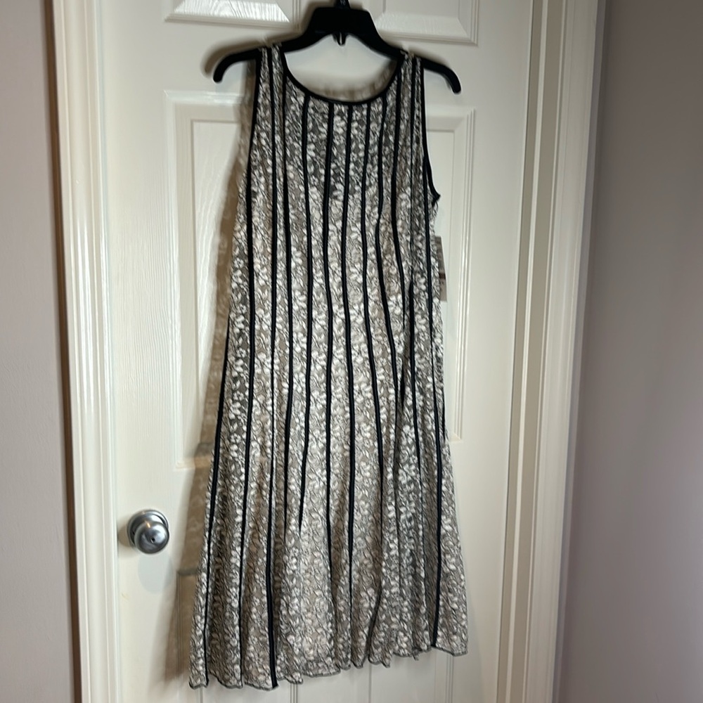 Black cream lace print sleeveless fully lined 18” waist 38” neck-hem